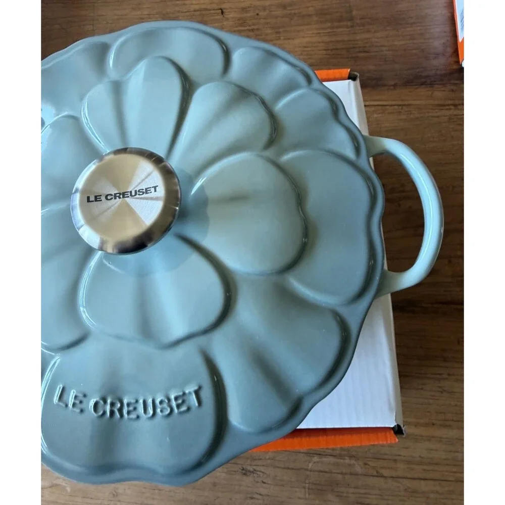 Le Creuset Enameled Cast Iron Round Petal Soup Pot 26 cm 4.5 qt Sea Salt NEW NIB